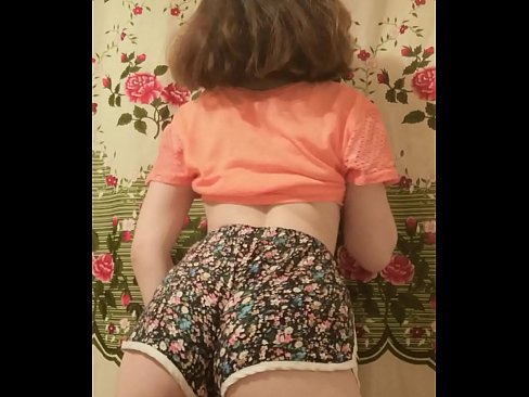 ❤️ Tânără sexy care se dezbracă de pantaloni scurți în fața camerei de filmat ❤️❌ at ro.myteporn.ru ❌️